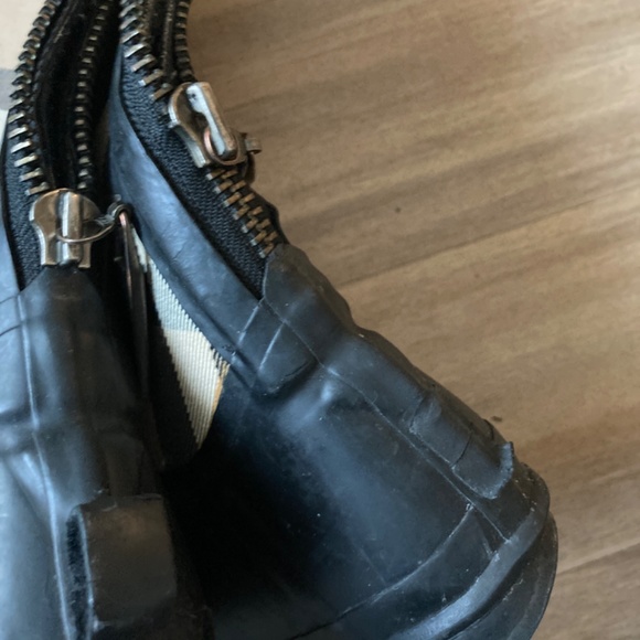 Burberry rain boots - Picture 2 of 2